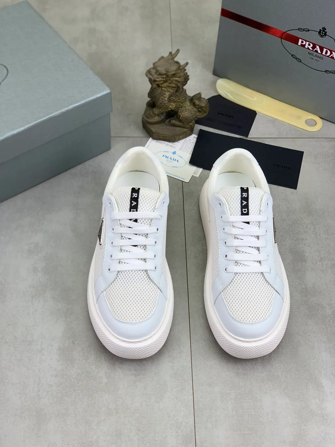 Men's shoes 💰P580💰 [New style] High version official website popular models are on the market, 🆘 Trendy brand (Prada) mainly promotes popular models, avant-garde and versatile fashion men's shoes private version mold opening, cowhide surface splicing 1:1.. Fashionable and simple, original imported cowhide lining cowhide feet; the atmosphere and personality are more fashionable, eye-catching and pursuing class. It will subvert the old idea and be a must-have for fashion trendsetters with you! Must keep it for yourself! Tall and comfortable, large and low, high-end quality workmanship. Size: 38-44 6️⃣colors available.